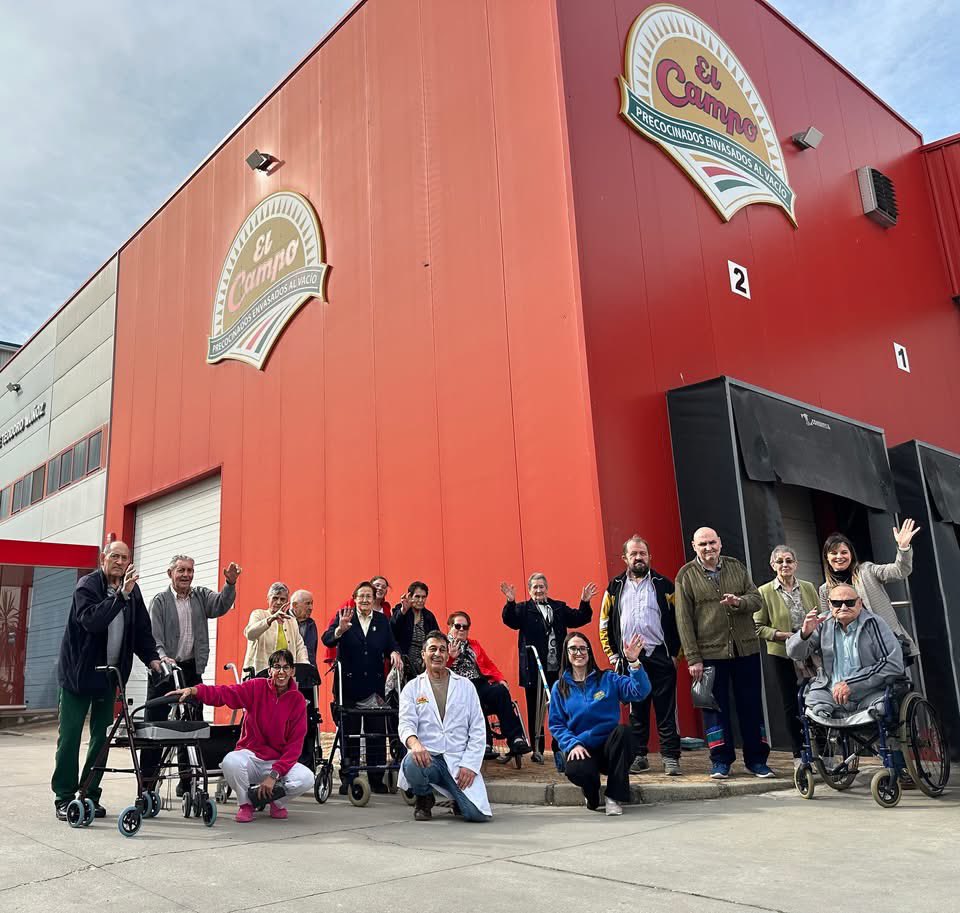 Recibimos a los mayores de la Residencia Virgen del Rosario de Sanchonuño en El Campo. Visita adaptada, buen ambiente y un momento estrella: 🌽 maíz recién escaldado que les encantó.
Un honor aportarles un día diferente y especial. 💛 #Sanchonuño #PersonasMayores
