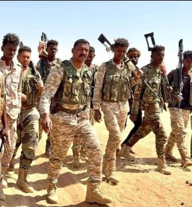 sudanshiled0's tweet photo. القائد من الميدان... رفع التمام 

في اللحظة التي يشتدّ فيها خط النار، يتقدّم القائد العام لقوات درع السودان سعادة اللواء أبو عاقلة كيكل إلى الصف أمام رجاله بثبات لا يلتبس.
حضوره يرتّب الميدان قبل أن ينطق، ثم تأتي كلمته الحاسمة التي تشدّ العزم وتوحد الإيقاع: «يلا يا أسود… منتصرين والموت واحد».

مشهد يضع القائد في موضعه الطبيعي: أمام الصف، وفي قلب اللحظة التي تصنع القرار.

ومع الإشارات المتواترة من كردفان عن عمليات ناجحة وانتصارات قيد الإعلان… يبقى الميدان هو الحكم الأول: تقدّم ثابت، وروح قتال واضحة، وحقائق تُكتب على الأرض قبل أن تُكتب في البيان.

درع السودان — وعد الرجال… سند القوات… ودرع الوطن الذي لا ينكسر.
