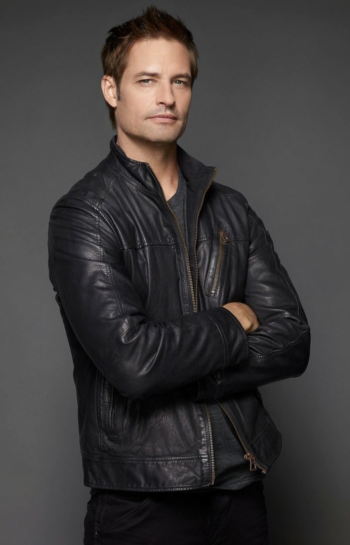 oz_greg's tweet image. Not too many people can pull off the leather jacket look as well as these two leading men. #MatthewFox #JoshHolloway #LOST (via @DevilAtLaw2000)