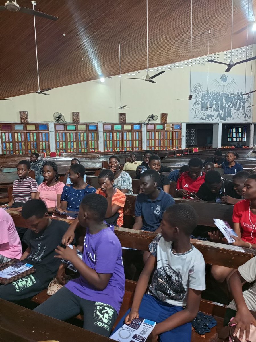 dubawaGH's tweet image. In celebration of #WeekForTruth2025, Espoire Amedorme empowered members of St. Margaret Mary Parish, Dansoman, with practical tips to navigate today’s information landscape responsibly.
#WeekForTruth #FactCheck