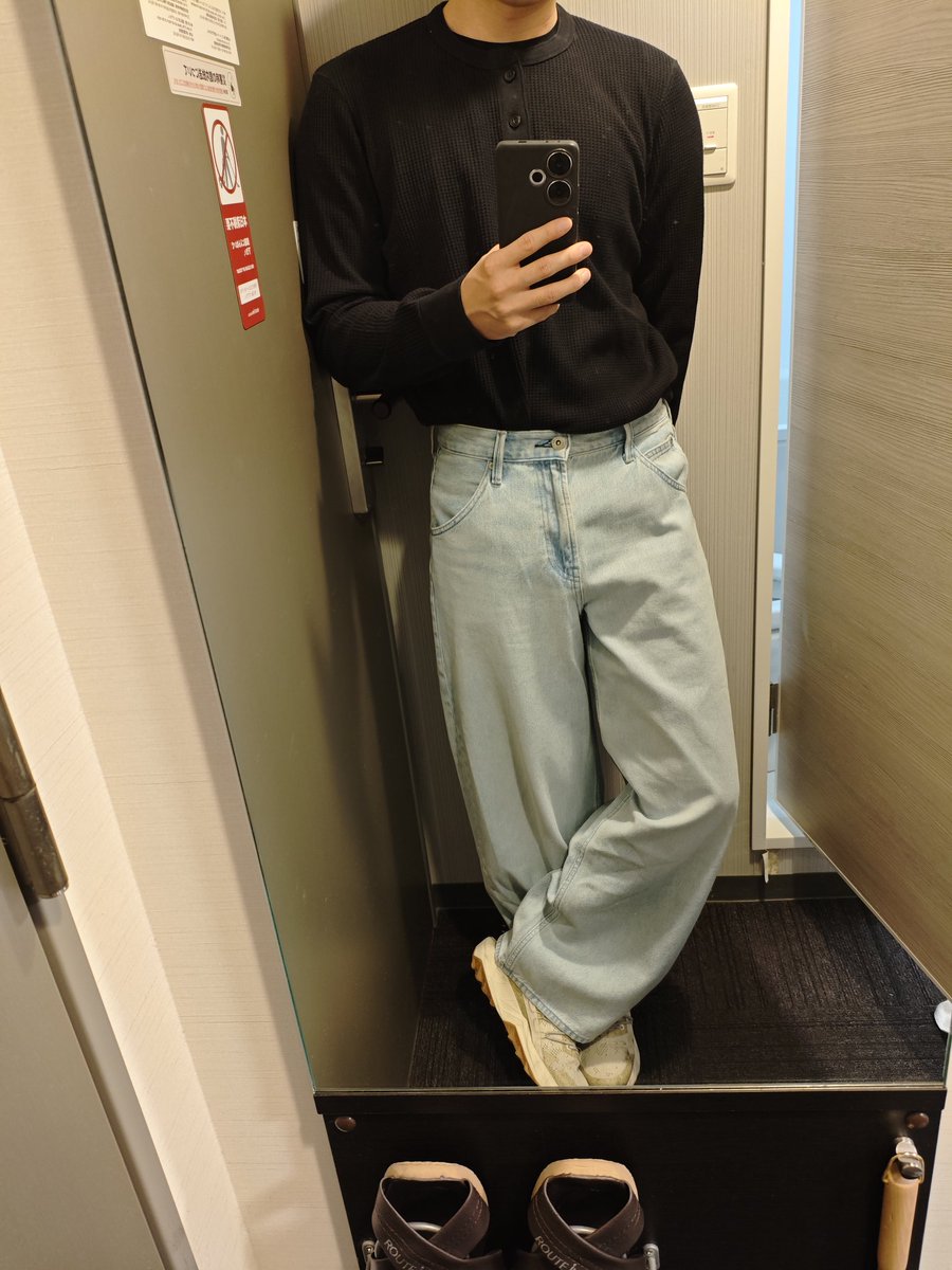 Fredada666's tweet photo. 互相：
我超看重每段關係的互相頻率
雙方不一定都要是是50/50的付出
我甚至覺得追求50/50是很致命的

我很喜歡主動付出
如果感受到對方努力維護我們的關係
我心中會被溫暖到
從而往前走更多步

關係是兩人或兩件事的連結
如果在關係中感受到了孤單
該逃了
我逃了

2025 Nov.12 Tokyo https://t.co/sZE6Ykhvak