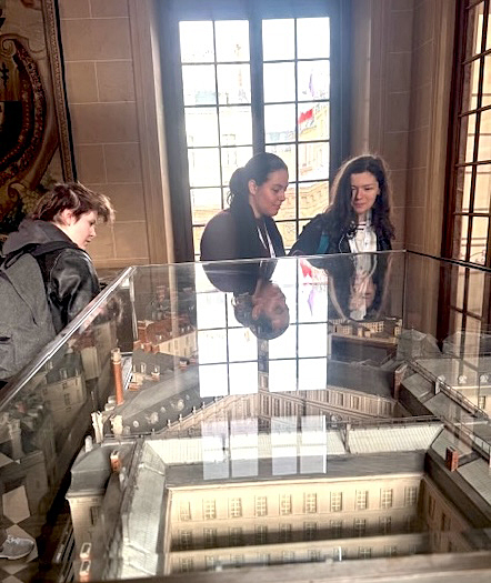 Nos élèves de terminale STMG RH ont découvert la <a href="/banquedefrance/">Banque de France</a> :
🔹 Visite de la Galerie Dorée avec un guide expert
🔹 Présentation de l’institution et de son histoire

Une expérience enrichissante pour mieux comprendre le monde des #institutions financières et des RH 🏦✨