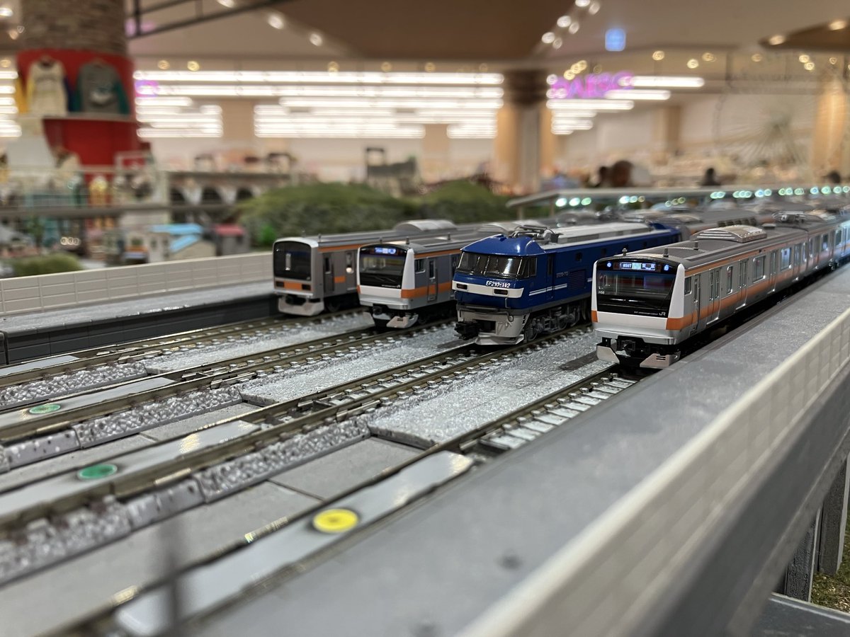 NGAUGE0611's tweet photo. 先日レンタルレイアウトで中央グリーン甲種輸送の試運転ついでに中央快速線の車両で遊んできました✨
#TOMIX
#KATO
#中央快速線
#Nゲージ
#鉄道模型 https://t.co/mLSX9AVJ6h
