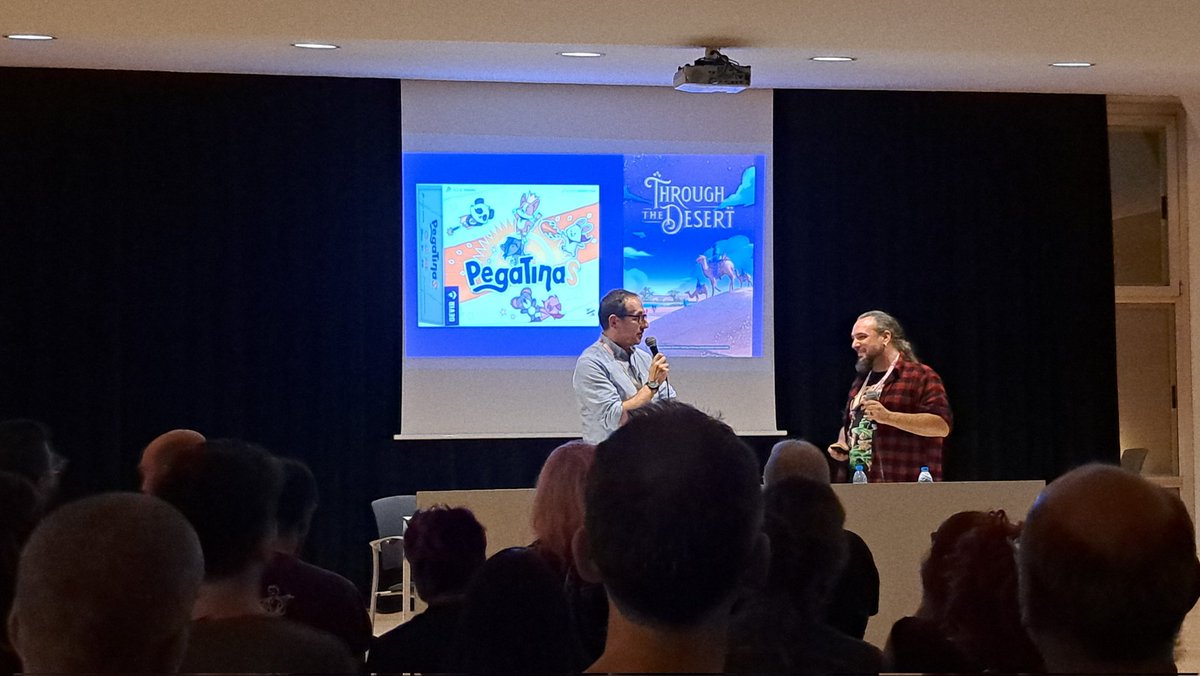 FunatticChannel's tweet photo. @PlaySDGames @Tranjisgames Después el #DevirShow. Festival de autores, regalitos y noticias.
Un placer ver a Dani García a tope con la creación y... ¡Notición! @DevirIberia sacará #LordsOfWaterdeep en español ¡con su expa y todo! https://t.co/JtkJC2sPUE