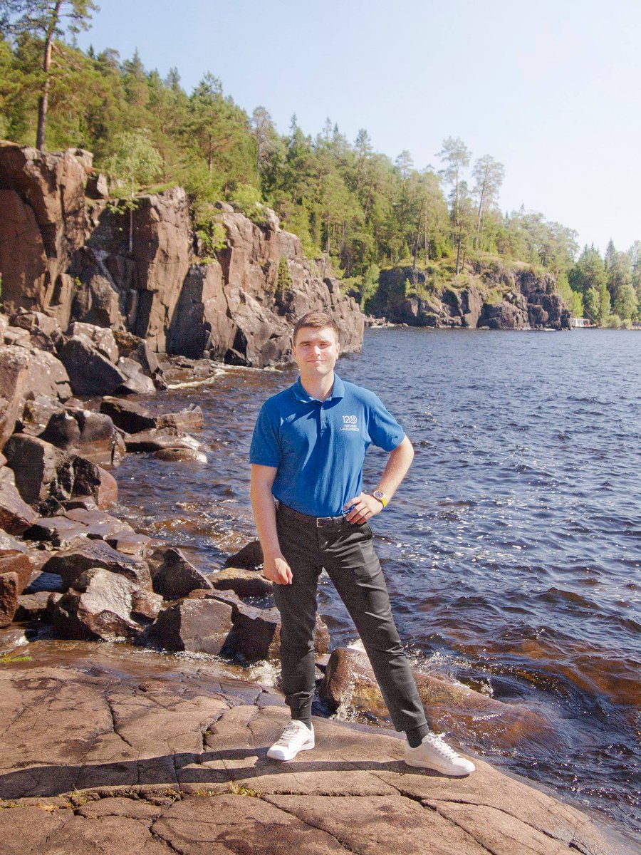 Taiteellinen johtajamme Ilkka Aunu suuntaa vuodenvaihteessa uusiin tehtäviin. Aunu on johtanut Viipurin Lauluveikkoja elokuusta 2017 lähtien.

Tulevat joulun ajan konsertit ovat juhlava päätös Aunun kaudelle.

Kuvassa Ilkka Aunu kuvattuna Laatokan Valamon rannalla. 1/3🧶