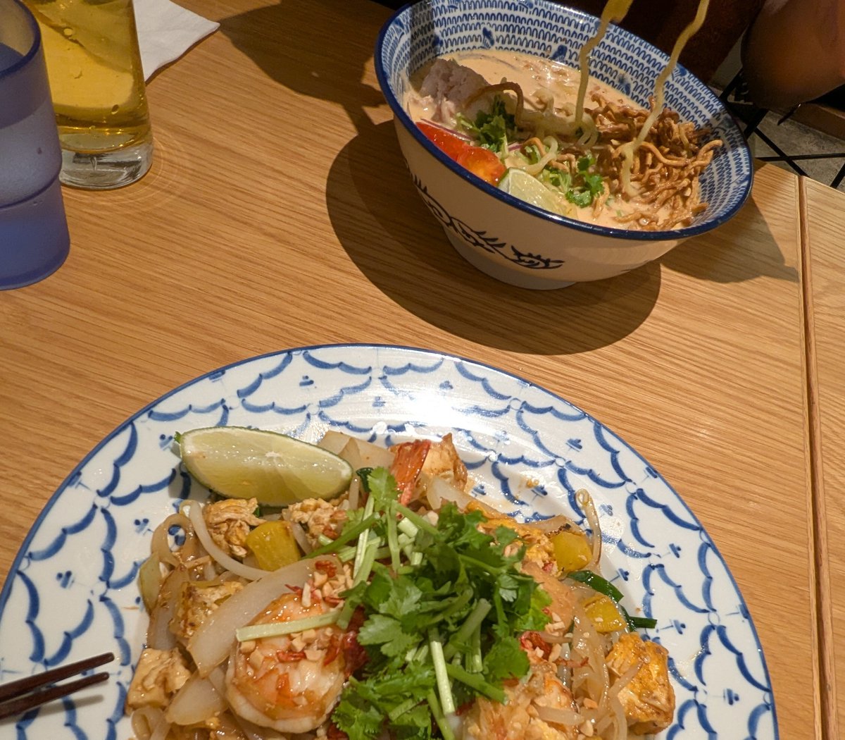 Yi51DD9Mn68175's tweet image. 昨日は夫とタイ料理を食べに行きました🇹🇭
パッタイが好きすぎて、いつもパッタイ
夫はグリーンカレーヌードル🍜

タイ旅行もいいなぁ☺️

#Webライター休日
#Webライター