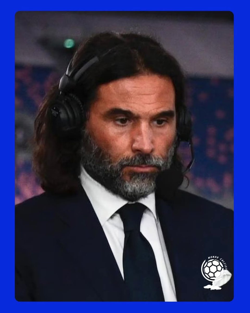 Questo soggetto rappresenta perfettamente quello che è diventata la nostra nazionale a livello mondiale,imbarazzante e provinciale.
Telecronista che in diretta mondiale dice:
"Adesso lo conosci Pio..."come un tifosotto da bar di periferia...
E poi 4 pere e a casa...
#AdaniPower