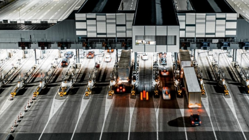 Externaliza_es's tweet photo. El precio del transporte crece en Europa empujado por una mejora de la demanda y los peajes.

En el 3er trimestre del año, el precio de los contratos ha crecido un 2,3% vs año anterior. Los fletes al contado (o tarifas spot) han subido un 1,5%.

https://t.co/dNpuNCVjhc https://t.co/YPJYE8TT8V