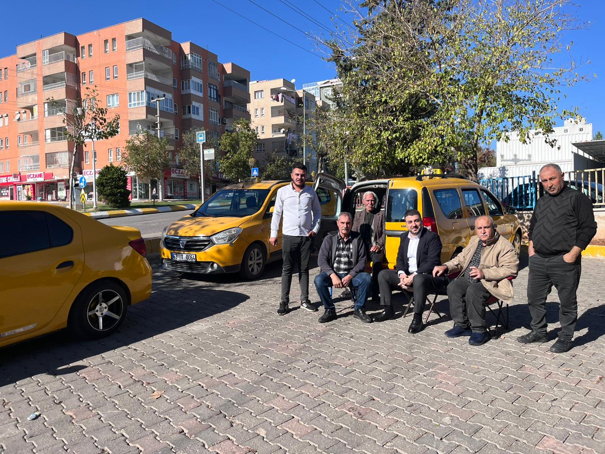 Başkanımız Sn. Av. Orhan Çelik ve Başkan Yardımcılarımız, taksi durağı esnaflarımızı ziyaret ederek hem sahadaki çalışmaları yerinde değerlendirdi,  hem de esnafımızla gönül gönüle sohbet ettiler.
Sorun, talep ve önerilerini birinci ağızdan dinleyerek çözüm odaklı adımlarımızı