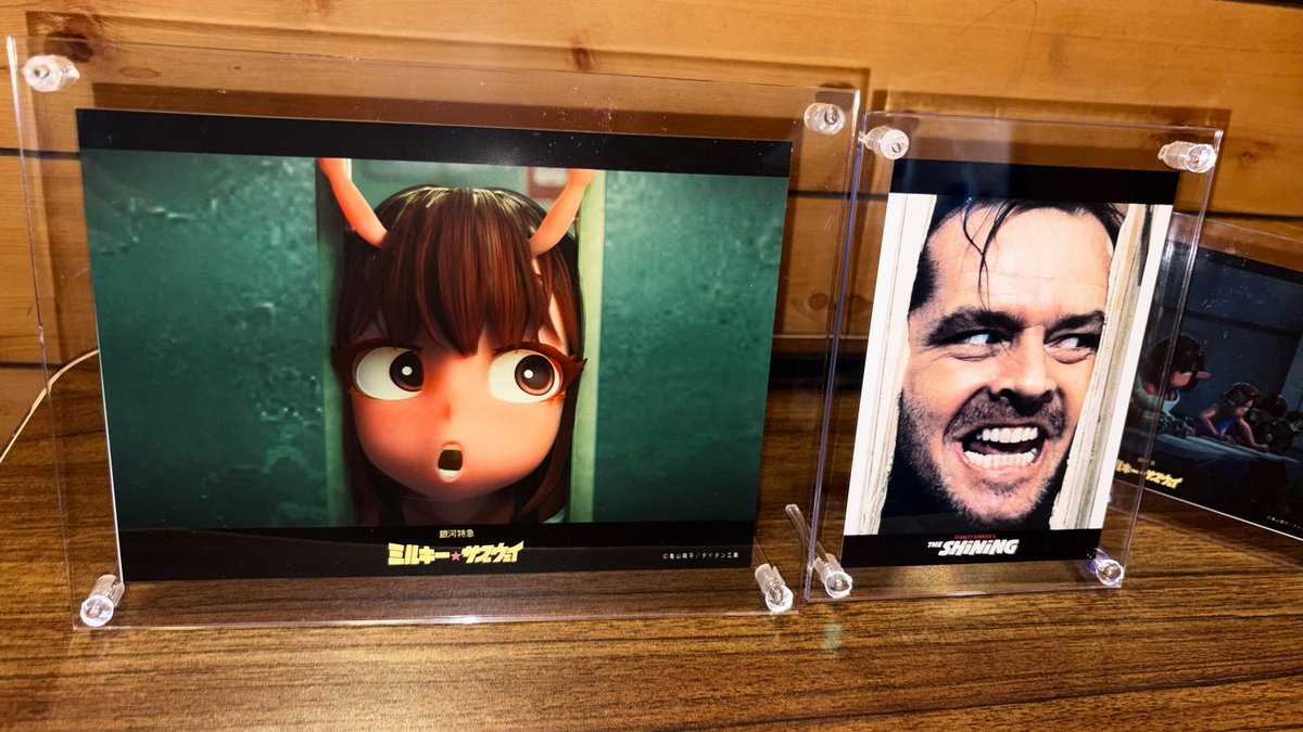 ihimaro's tweet photo. ミルキーサブウェイのローソンプリント、右のおっさんと並べて飾ってみたかったんで出してきたけど、娘が右のおっさんに難色を示してきたから撤収して自室に飾ってる… https://t.co/2FhmhSOqXe