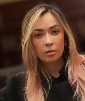 La doble moral de la fascista Katherine Miranda.
Critica al gobierno Petro por no  tener en cuenta el Derecho Internacional Humanitario en el caso del bombardeo donde murieron varios niños.
Pero justifica y apoya los bombardeos que ordena Donald Trump en el Mar Caribe