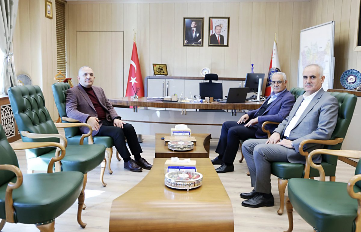 İş İnsanları Sayın Mehmet Nur ÇELİK ve Süleyman ÇELİK, İl Emniyet Müdürümüz Sayın Recep TECİMER'e ziyarette bulundular. 

Nazik ziyaretlerinden dolayı kendilerine teşekkür ederiz.