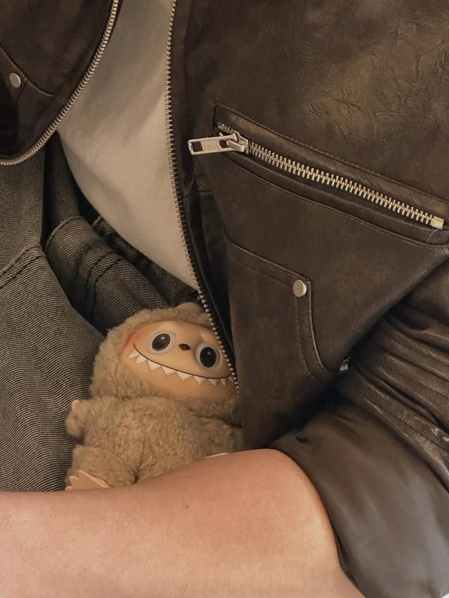 ghost9_ph's tweet image. still working 🙂👍

#PRINCE #프린스
#GHOST9 #고스트나인

[251116 prince.vatani IG]