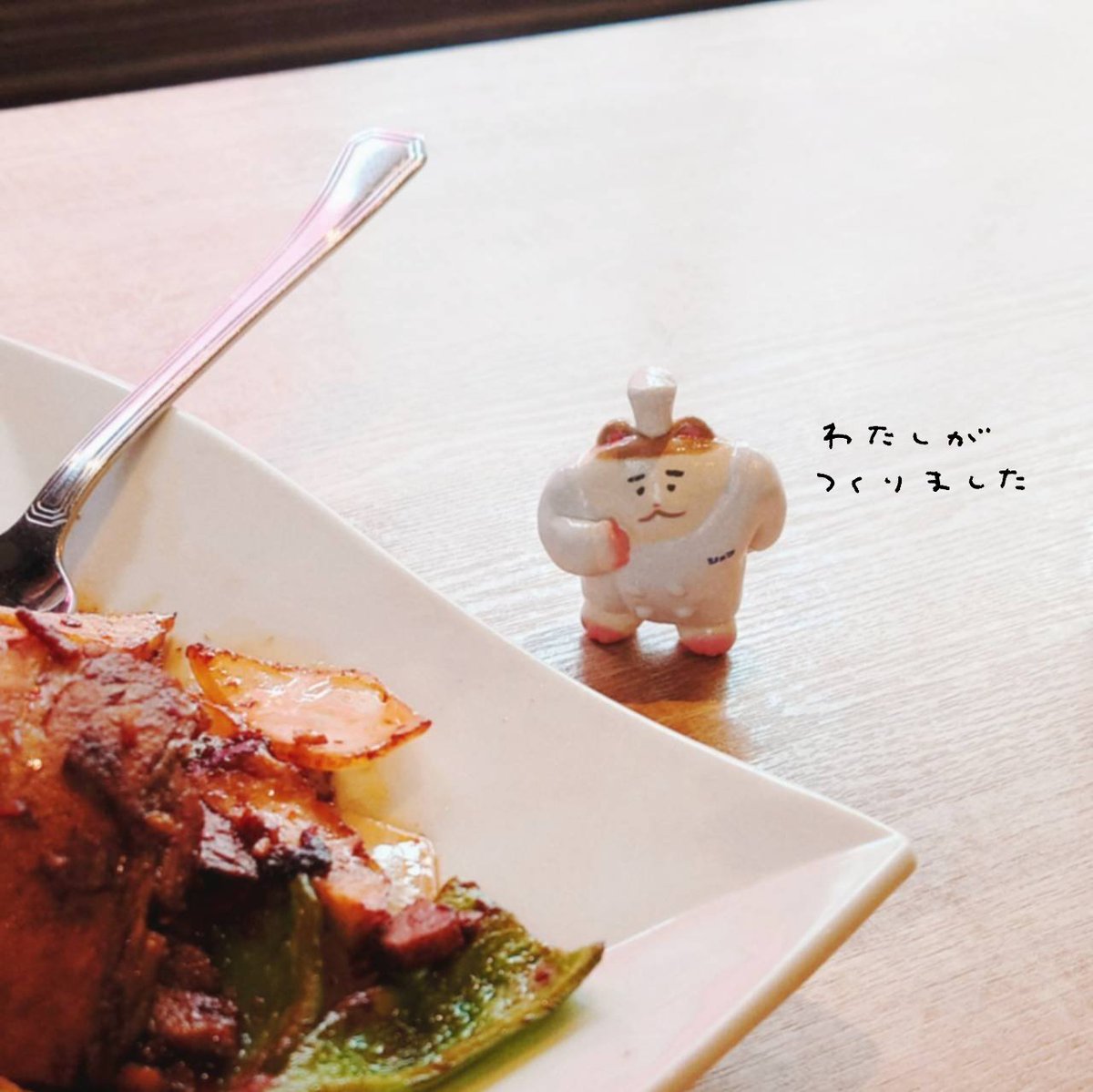 「わたしがつくりました」という顔で立っているハムです👨‍🍳🐹