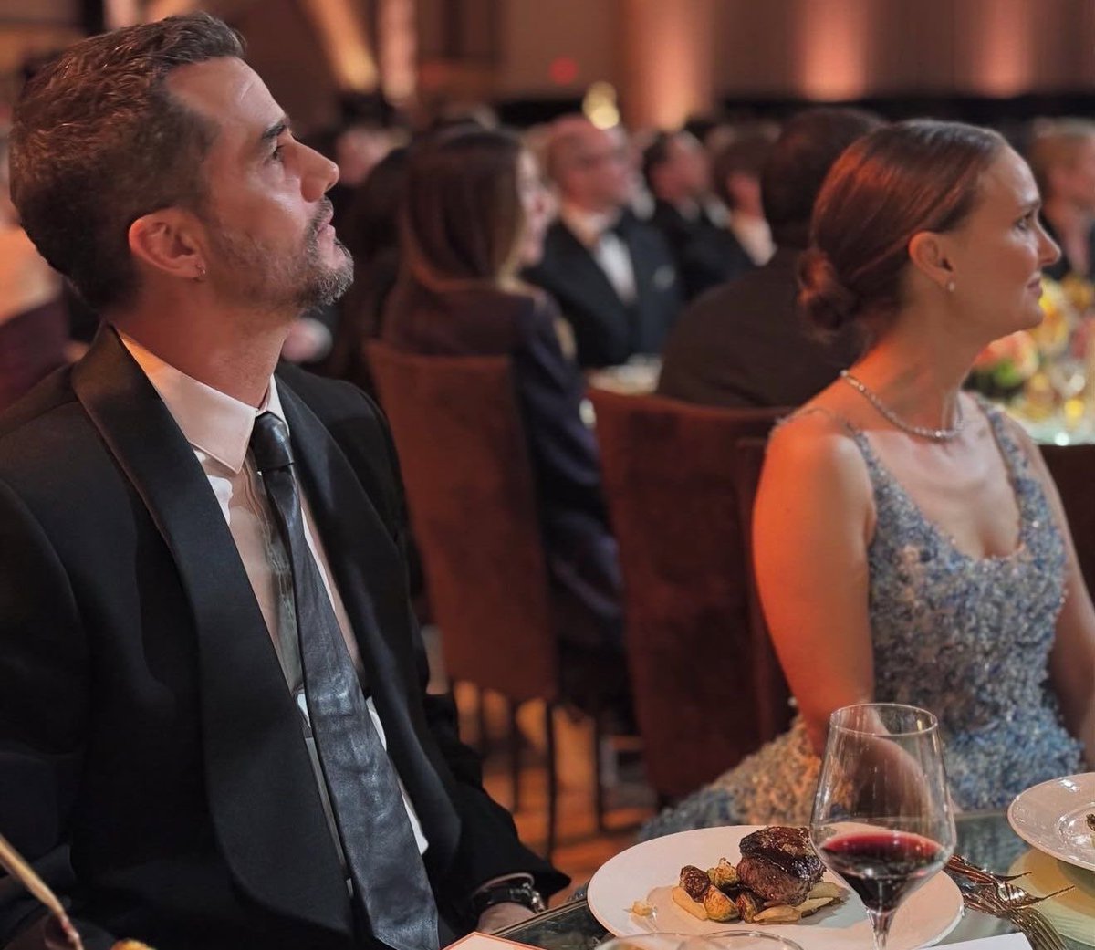 skywalkerlogy's tweet image. BOM DIA PORRA WAGNER MOURA E NATALIE PORTMAN SENTADOS LADO A LADO