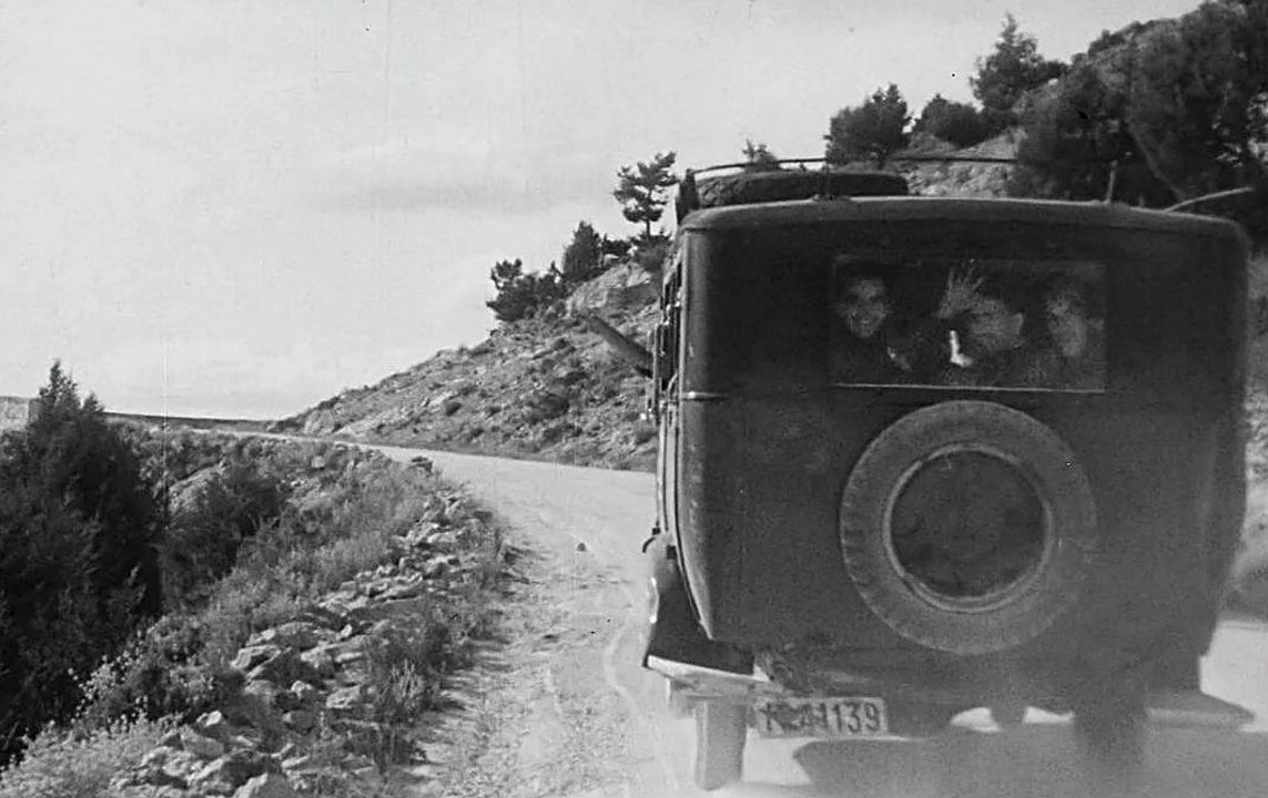Fotografía inédita donde aparece Federico García Lorca. Ha sido hallada por el cineasta Manuel Menchón durante un rodaje, en el archivo de Gonzalo Menéndez-Pidal. Según se informa, se trata de una imagen capturada en un viaje que hizo el poeta con sus compañeros de La Barraca.