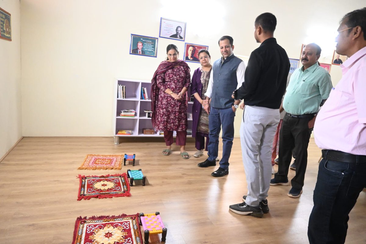 SamparkBB's tweet photo. अर्थशाला पहुँचे प्रभारी सचिव— विद्यार्थियों के लिए वित्तीय साक्षरता के इस अनोखे मॉडल को बताया अत्यंत उपयोगी, बोले: यहाँ मिल रही है आईआईएम जैसी सुविधा”
@DeepakSoni_1
#balodabazar
#QualityEducation
#अर्थशाला
#FinanceLab
#FinanceEducation https://t.co/PwRIop54MY