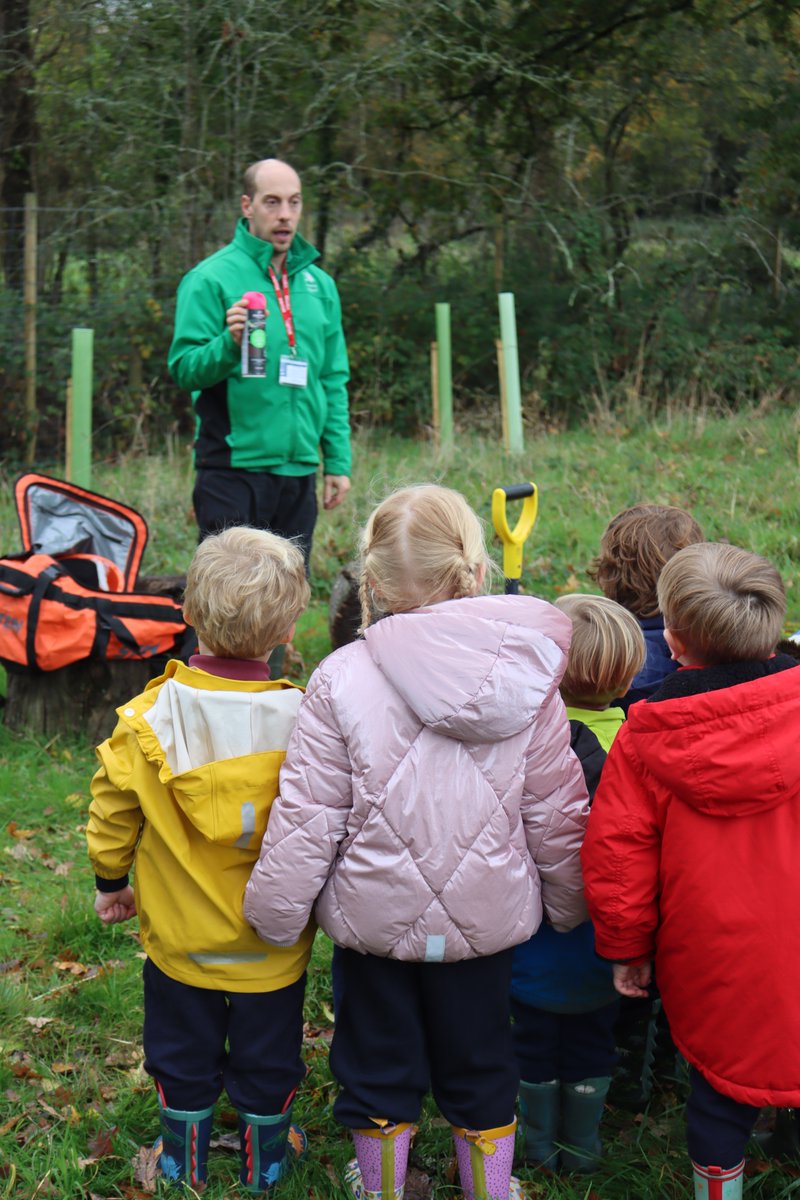 BallardSchool's tweet image. Last week, Nursery and Kindergarten pupils enjoyed a visit from @ForestryEngland 

Pupils got an insight into what tools might be needed to work in the forest and also discussed what animals they may be able to spot whilst out exploring the forest.

#Nursery #NewForest