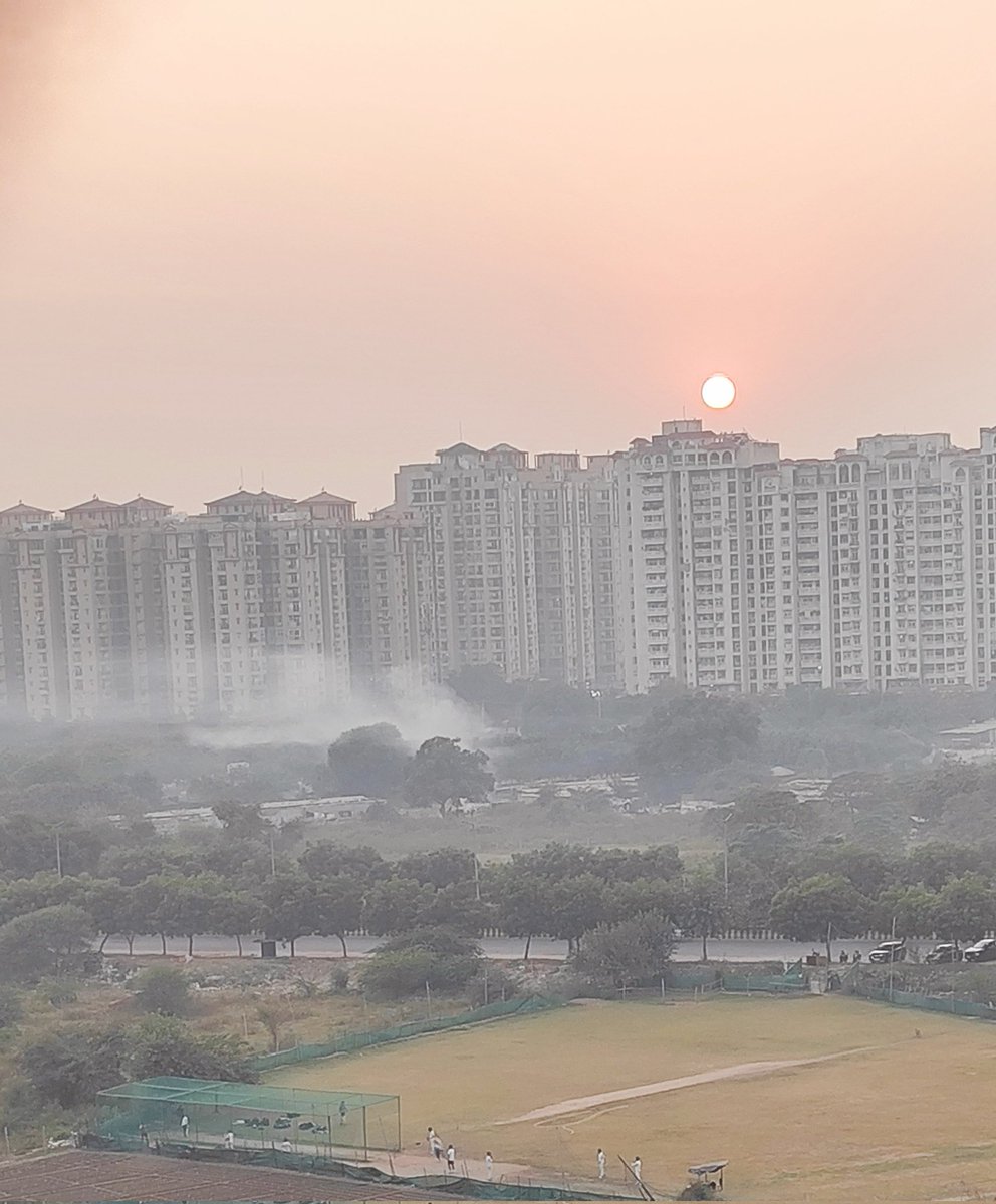 rockme26's tweet photo. @CPCB_OFFICIAL @byadavbjp @KVSinghMPGonda @moefcc @mygovindia @PIB_India यह फोटो अभी प्राप्त हुई है सेक्टर 76 में रोज इस समय कचरा जलाया जाता है स्थानीय लोगों को कहना है प्राधिकरण को कई बार सूचना दी गई पर कुछ होता नहीं आखिर क्यों 
@CeoNoida @noida_authority @PtPuneetSharma1 @CAQM_Official @CMOfficeUP @myogiadityanath @shafaquealamTOI https://t.co/NzhSCHFJh4