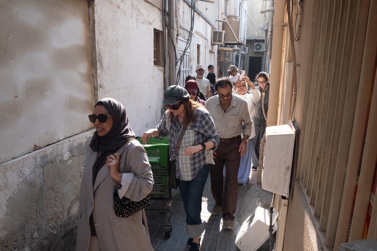 Shaimaalwatani's tweet image. للمرة الثانية شاركنا في ( جولة في مسارح نصوص &quot; كردم &quot; ) والتي نظمها الكاتب الصحفي الأستاذ محمد فاضل العبيدلي. 
الجميل في مثل هذه الجولات أنك تستشعر روح المكان، وتستحضر الأرواح التي كانت تعيش فيها، ومنها تستلهم القص والحكي لتنسج الحكاية . 
#شيماء_الوطني