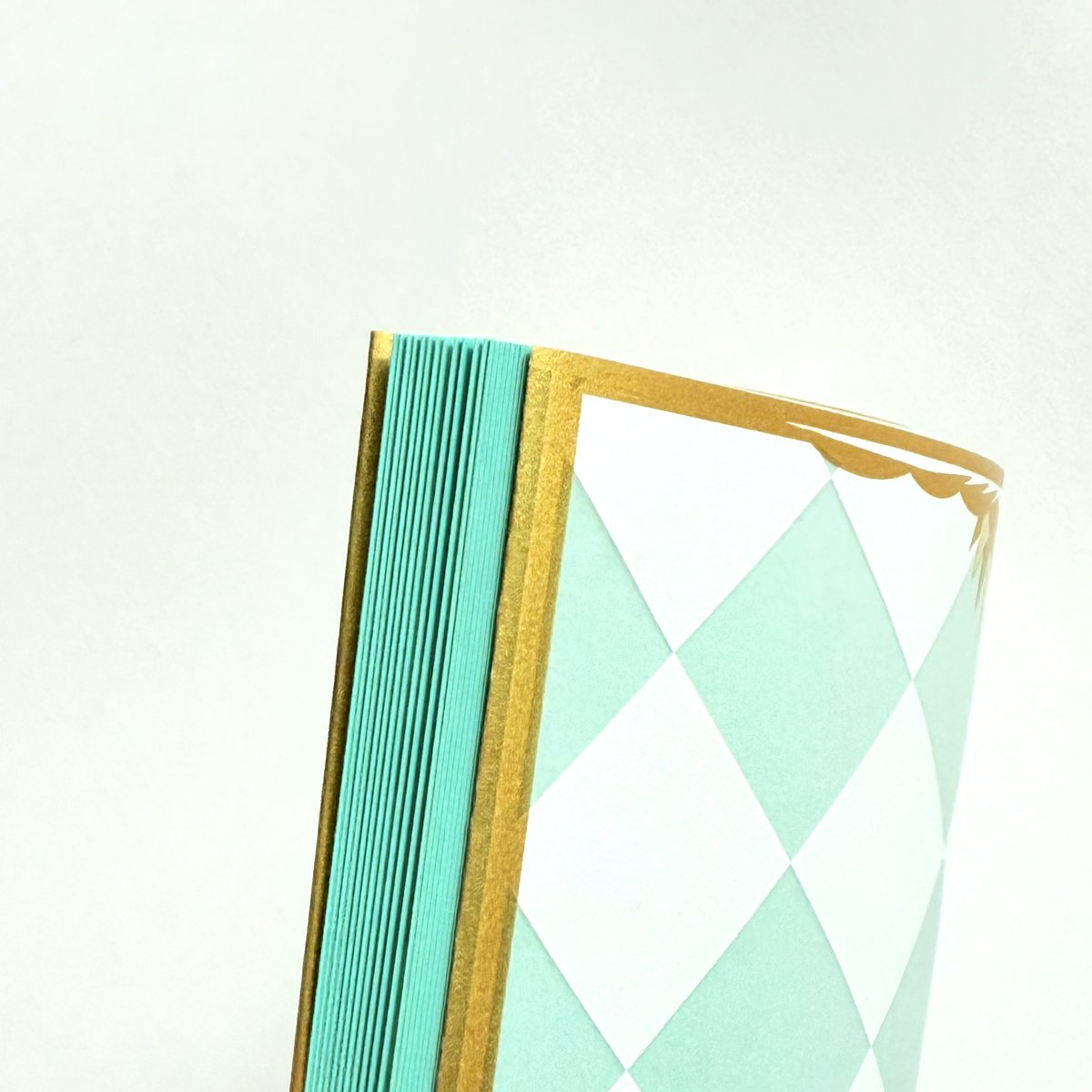 【新刊紹介】
世界の伝統的なボードゲームをテーマにしたイラスト集
本文40p

表紙の用紙にはペルーラスノーホワイトを使用して細かな輝きがあります✨
トレーシングペーパーにゴールド×ホワイトインク印刷のカバーでリッチな仕上がりになりました

擬似小口染で横から見ても可愛いです

#COMITIA154