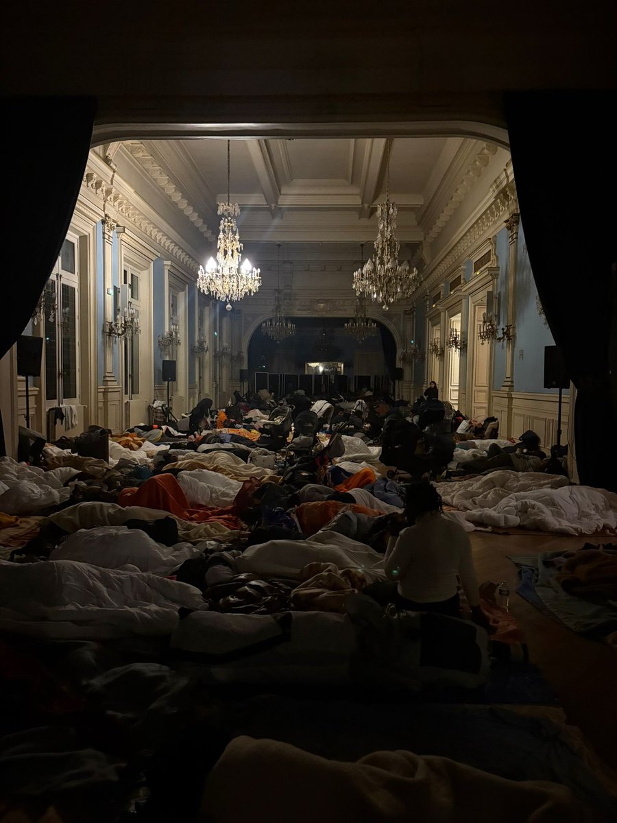 Utopia_56's tweet image. À 1h30 cette nuit, la Mairie de Paris a décidé de laisser entrer les 200
personnes en famille dont au moins 70 enfants, dans la salle de réception de la mairie du 20e. Un gymnase sera ouvert dans la journée. Tout le monde est finalement à l&apos;abri, pas grâce à l&apos;État, silencieux.