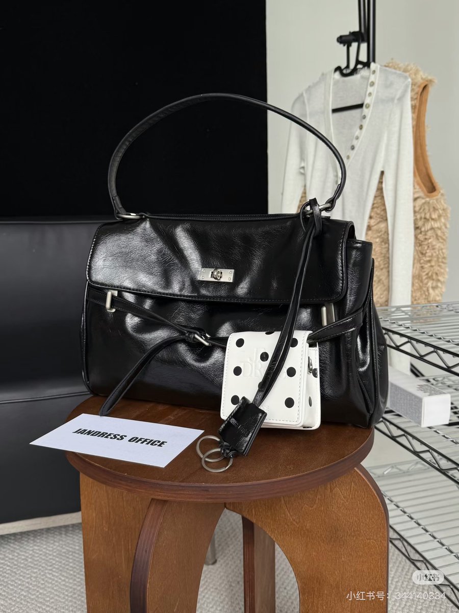 merryxthingsss's tweet photo. พรี Jandress (new) 3 way kelly bag 4สี กระเป๋ารุ่นนี้สะพายได้หลายแบบเลยค่า🪾
🤍(1,400฿) รวมส่ง /+กระเป๋าเล็ก 1,650฿ 
มัดจำได้ 🍾 size 23x35 cm

พรี 2-4 วีค
order via dm 
#jandress #กระเป๋า #พรีจีน #กระเป๋าสะพาย https://t.co/GgesVwJgbo
