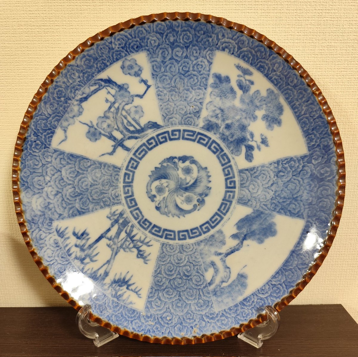 食籠、染付、松竹梅、手塚景雲作、ほり62番 松竹梅に菊花を加えた四つの窓を放射状に並べて、間を雲紋状の紋様で