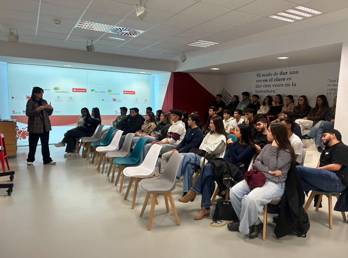 EconomiaUsal's tweet photo. 😍🫶El viernes 14/11/25 pasará a la historia de la Facultad de Economía y Empresa Usal de la Universidad de Salamanca como uno de los más #bonitos y #emotivos.Más de cuatro #ActividadesApasionantes vívidas para los nuestros en un mismo #ViernesSuperMolon
#LaMejorFacultadYMasAlla https://t.co/BEZGraOJ9D