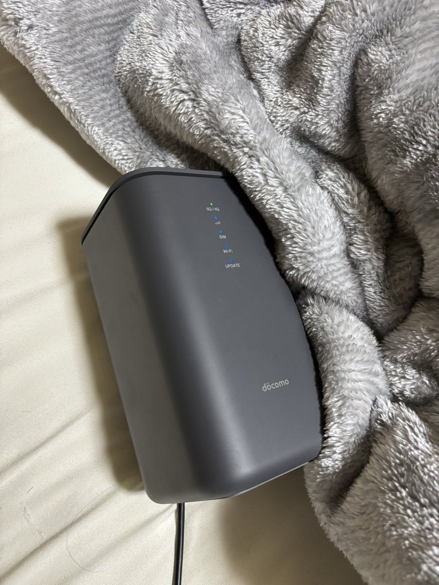 これ、寝る前毛布に包んでおくとお布団温かくなるし、ついでにWi-Fi飛ぶから神