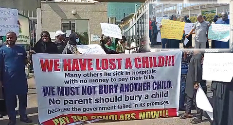 channelstv's tweet photo. Parents Of Students Studying Abroad Protest Over Unpaid Allowances

https://t.co/KECXQV8wFi https://t.co/IptVc1k72Z