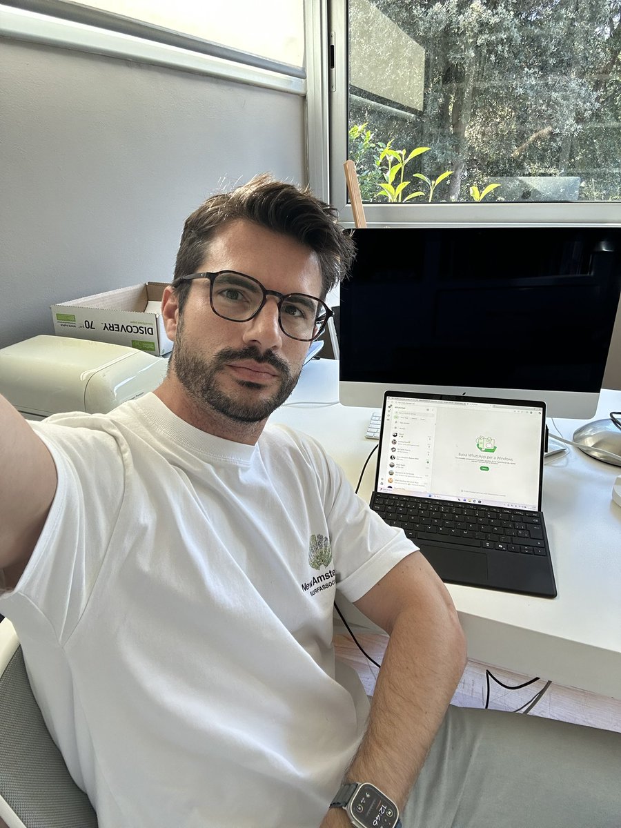 aitorarriaga_b's tweet image. 🤓 La tornada a la universitat és molt intensa i apassionant. Tantes hores davant la pantalla (formació 100% Online) m’han fet comprar-me ulleres amb vidres blaus. Els apunts m’han obligat a aparcar els llibres per una temporada. Apa! A ser millor #dircom 🚀 @UNIRuniversidad