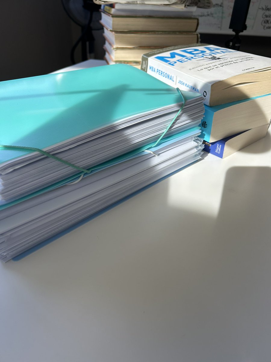 aitorarriaga_b's tweet image. 🤓 La tornada a la universitat és molt intensa i apassionant. Tantes hores davant la pantalla (formació 100% Online) m’han fet comprar-me ulleres amb vidres blaus. Els apunts m’han obligat a aparcar els llibres per una temporada. Apa! A ser millor #dircom 🚀 @UNIRuniversidad