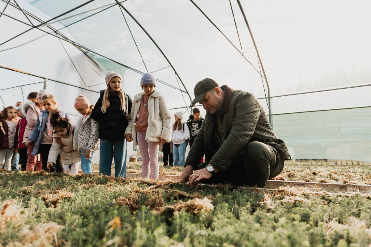 Romsilva continuă programele naționale dedicate școlilor: vizite, ateliere, trasee tematice și experiențe hands-on în teren. Parteneriatul dintre Ocolul Silvic Brodina și Școala Gimnazială Brodina aduce elevii în pepinieră unde descoperă cum începe viața unei păduri.
#learning