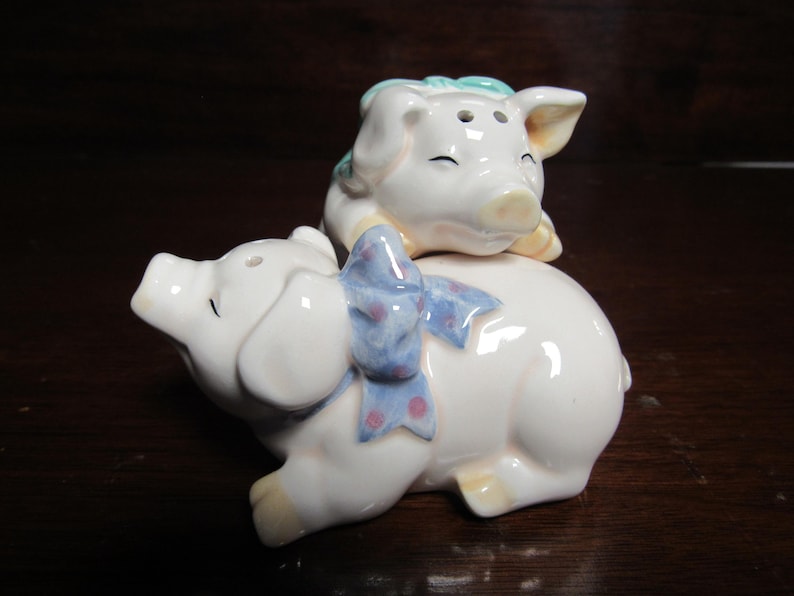 DigginThruTheAt's tweet image. Fit Together Pigs Salt and Pepper Shakers, Ceramic Shakers, Made in Taiwan.     (3870) etsy.me/4oEFjJ7 via @Etsy  #wiseshopper
