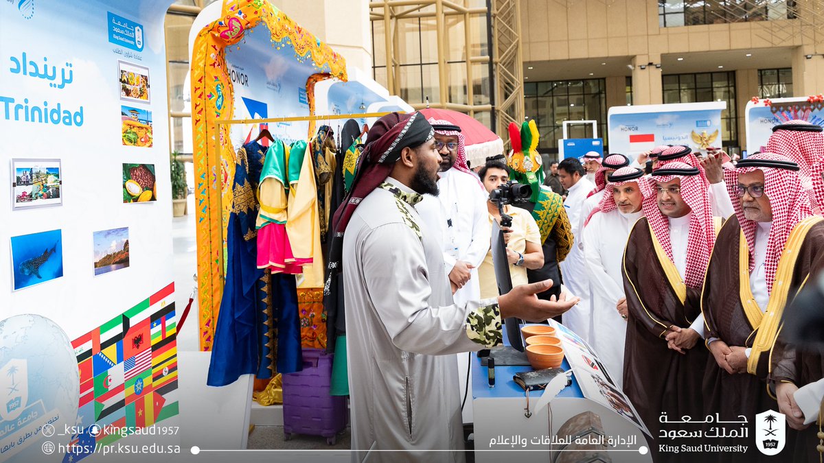 نيابةً عن سعادة رئيس #جامعة_الملك_سعود المُكلَّف أ.د. علي بن محمد مسملي

سعادة نائب رئيس الجامعة للشؤون التعليمية والأكاديمية أ.د.ناصر الداغري يفتتح فعاليات #اليوم_العالمي_للطلاب_الدوليين، الذي تنطمه عمادة شؤون الطلاب بالتعاون مع إدارة الطلبة الدوليين.