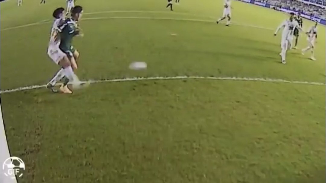 9090Luan's tweet photo. Toda essa história só serviu para colocar uma pressão absurda em cima da arbitragem, como se tivessem “ajudado o Palmeiras”. O resultado? Árbitros experientes ficam com medo de errar e não marcam mais nada. A ignorância realmente é um dos piores males da sociedade. https://t.co/RFudceo75K
