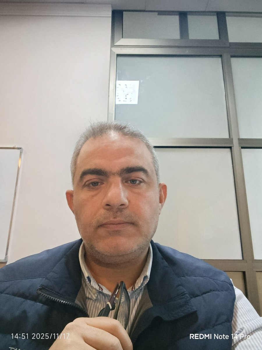 في ضيق العالم،
تتسع عزلتي،
تمتدّ بي إلى صمتٍ عميق،
وقلوب لا تُغلق