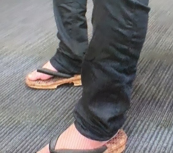 sandman_AP's tweet image. Oda doesn’t even hesitate to walk into the Imperial Hotel, Japan’s top luxury hotel, in casual sandals, surprising everyone around him. The picture below shows his legs and the traditional Japanese sandals he always wears.🧡