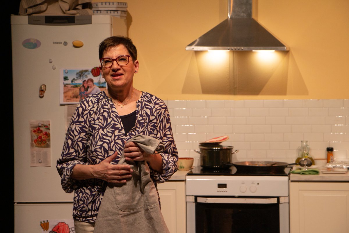 Veniu a veure LA PAELLA DELS DIJOUS de Cristina Clemente, i a riure amb tot el que pot passar en una cuina, el dia en què la Mercè, mare de la Lia i el Guifré, es decideix a comunicar-los un fet que li ha canviat la vida.

📆 Fins al 14/12
🎟️ Entrades a elmalda.cat/espectacle/la-…