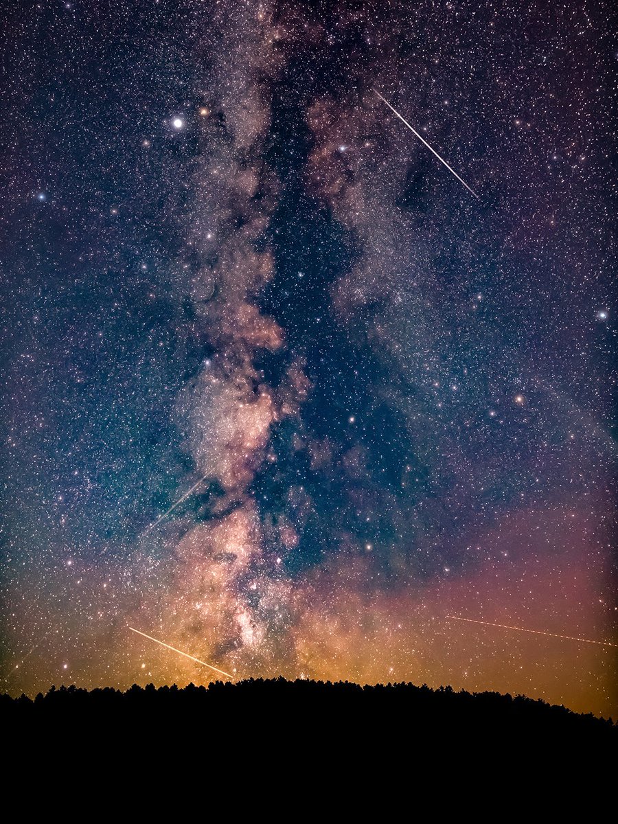 明日未明の18日午前3時ごろは、#しし座流星群 が、月明かりの影響も小さくよく見える予想です。
晴明公ご存命中の967年、1002年にはしし座流星群の大流星雨が起こっていたのだとか。降りそそぐ星々を眺めて何を考えられていたのか、観測される方は想いを馳せてみてください。
(画像はイメージです)