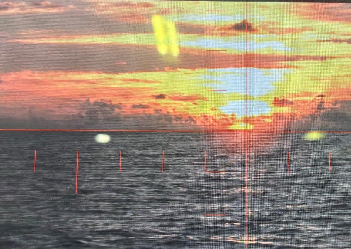 La  dotación del submarino S81 #Isaac Peral os da las buenas noches con este ocaso visto desde su periscopio.  El buque de la <a href="/armadaesp/">daniel</a>  se encuentra desplegado en el Mediterráneo en la operación de la OTAN #SeaGuardian #mandodeoperaciones