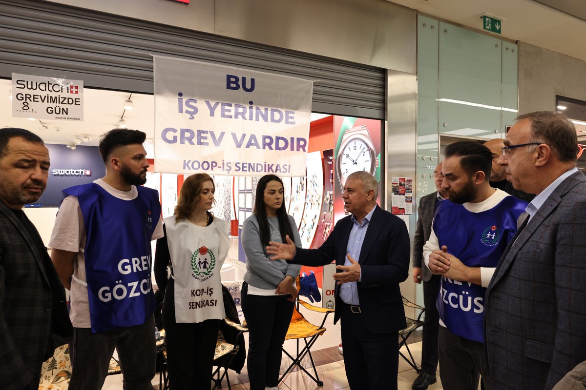 TÜRK-İŞ Genel Başkan Yardımcısı ve Genel Başkanımız Eyüp Alemdar, Genel Merkez Yöneticilerimiz ve Ankara Şube Başkanlarımızla birlikte, Ankamall Swatch mağazasında 8 gündür grevde olan üyelerimizi ziyaret etti.

Genel Başkan Alemdar grev alanında:
 “Bu onurlu mücadelede bir an