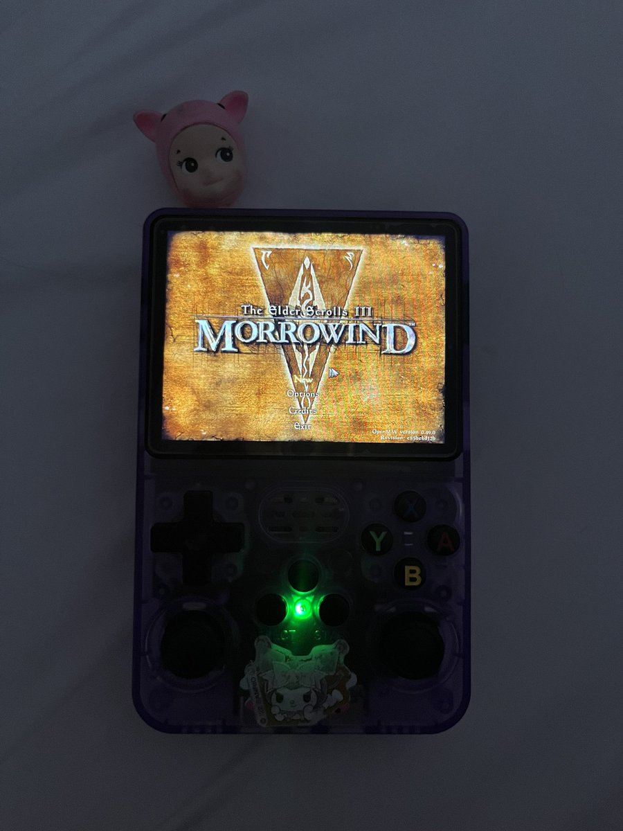 Ben de iki uc retro oyun oynarim diye almistim sonra bi baktim morrowindi portlar hale getirmisim