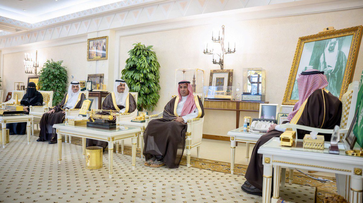 EmarahAlQassim's tweet photo. أكد سموه أن المسؤولية المجتمعية تُعد رافداً مهماً لتحقيق مستهدفات رؤية السعودية 2030 وبرنامج جودة الحياة، ومكوّناً أساسياً في تعزيز مشاركة القطاع غير الربحي وتمكينه من أداء دوره التنموي..

سمو #أمير_منطقة_القصيم يستقبل مدير فرع الموارد البشرية والتنمية الاجتماعية بالمنطقة ورئيس وأعضاء نادي المسؤولية الاجتماعية.