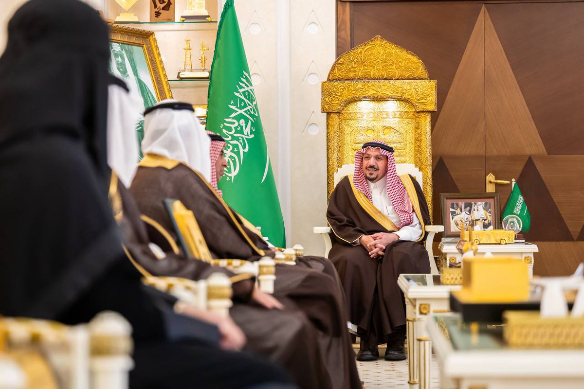 EmarahAlQassim's tweet photo. أكد سموه أن المسؤولية المجتمعية تُعد رافداً مهماً لتحقيق مستهدفات رؤية السعودية 2030 وبرنامج جودة الحياة، ومكوّناً أساسياً في تعزيز مشاركة القطاع غير الربحي وتمكينه من أداء دوره التنموي..

سمو #أمير_منطقة_القصيم يستقبل مدير فرع الموارد البشرية والتنمية الاجتماعية بالمنطقة ورئيس وأعضاء نادي المسؤولية الاجتماعية.