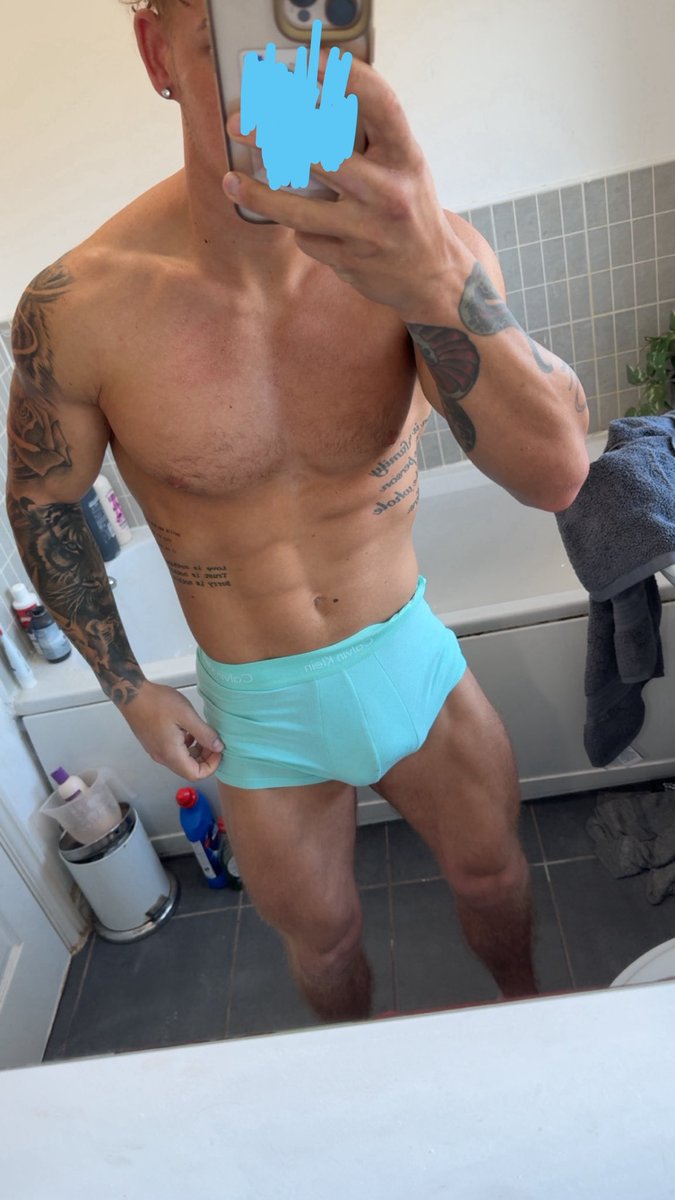 Simpsonleetommy's tweet image. Legs on legs… 😳😳