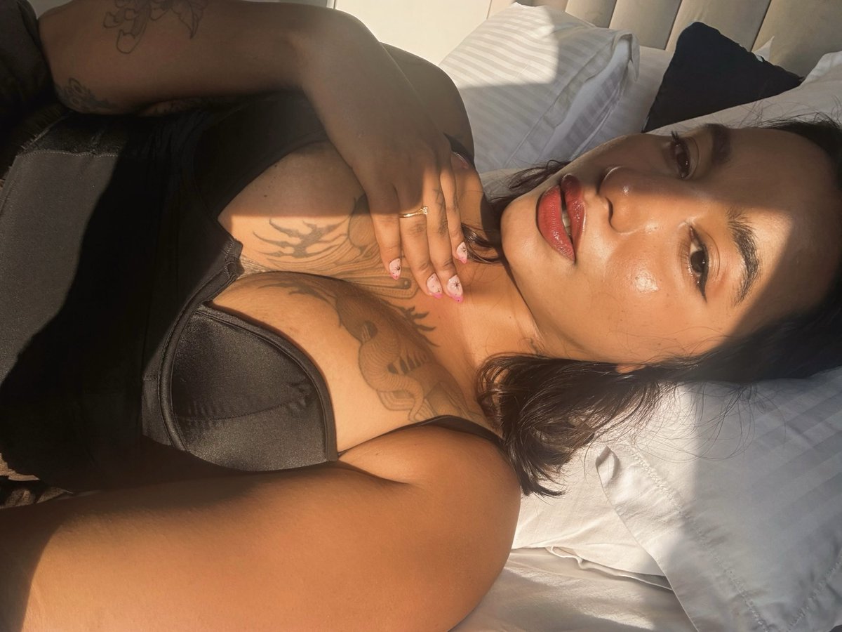 mistressyuki12's tweet photo. Golden hour looks better on desi skin. 🌀 https://t.co/6QLfiKUWfZ