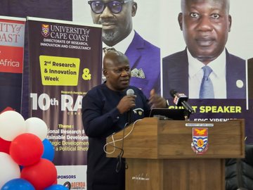the_ACEProject's tweet image. Prof Eric Danquah, Founder &amp;amp; Director of @wacci_gh, delivered the keynote at UCC’s 10th Research Awards &amp;amp; Grants Ceremony. He shared bold personal ideas and emphasised Ghana’s urgent need to invest in science.
 #ResearchAwards #ScienceInvestment #AgriculturalResearch #ACEImpact