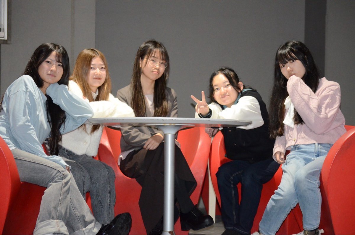 NU_Shinnsei's tweet image. 🎨部署紹介/照明🔆

こんばんは！照明です🐈
照明部署は光で世界観を形作るのがお仕事です
色や明るさ、タイミングひとつで舞台の印象はがらっと変わります
今回も一場面、一場面を大切に作っていきますのでどうぞお楽しみに！
（照明チーフ:ゆら）

#劇団新生 #うかうかと新生